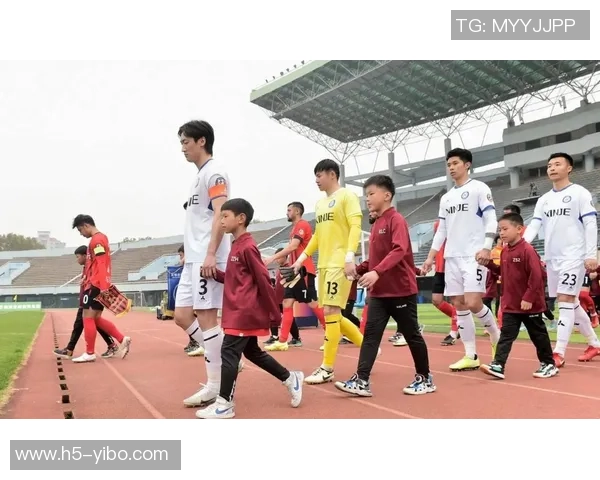 激烈对抗与团队合作足球比赛的精彩瞬间与感悟